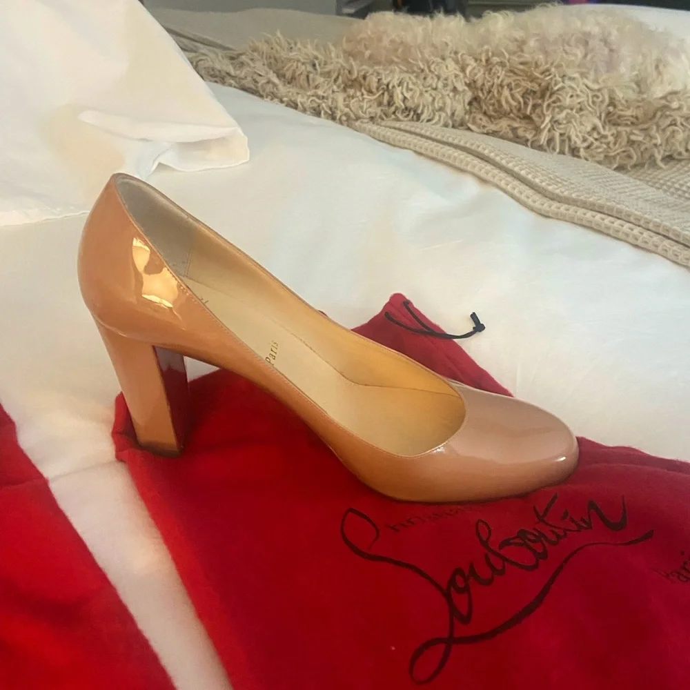 Christian Louboutin: Patent Nude Round Toe Heels. Size 39 1/2 (81/2). - Picture 4 of 5